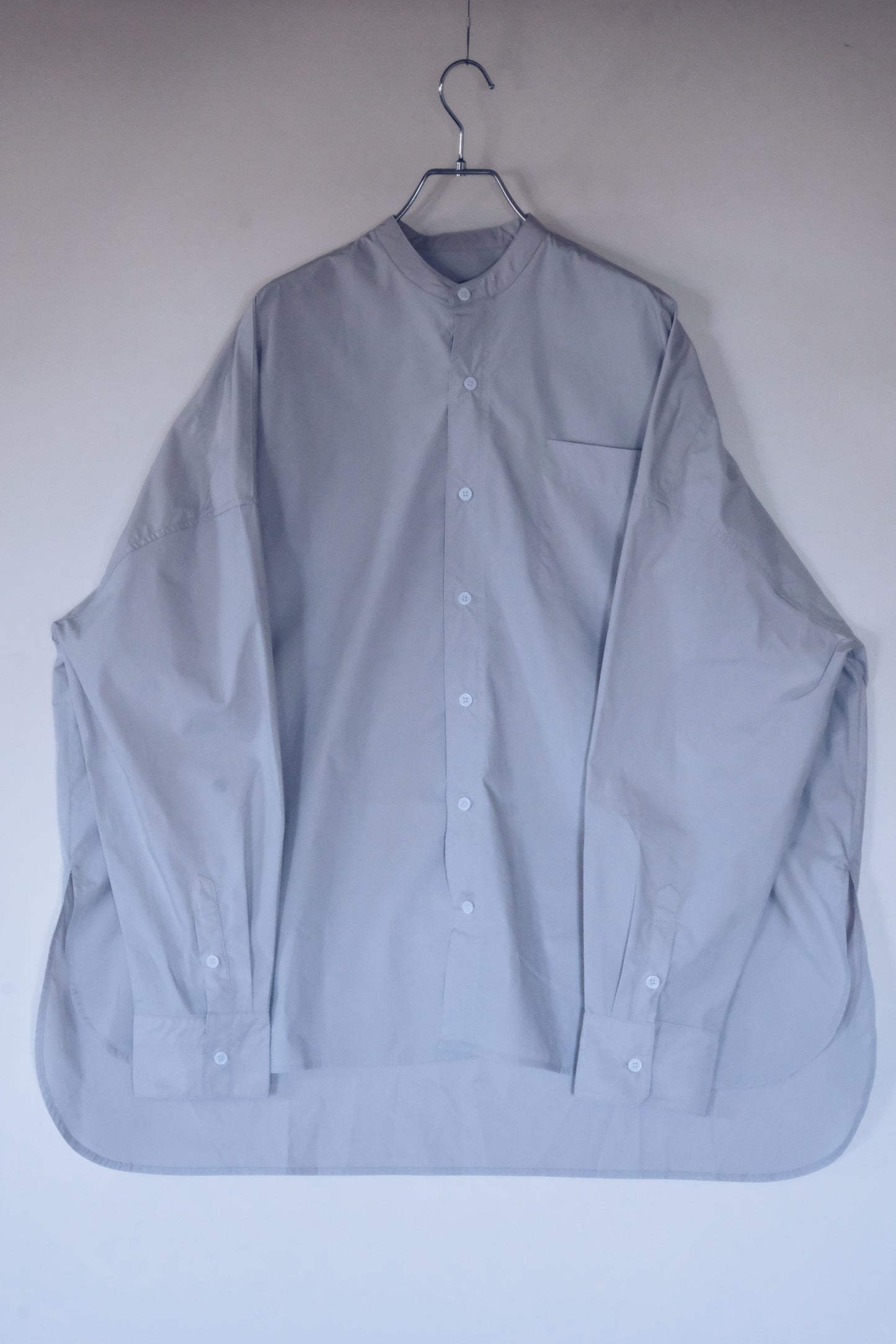 Box silhouette collarless shirt