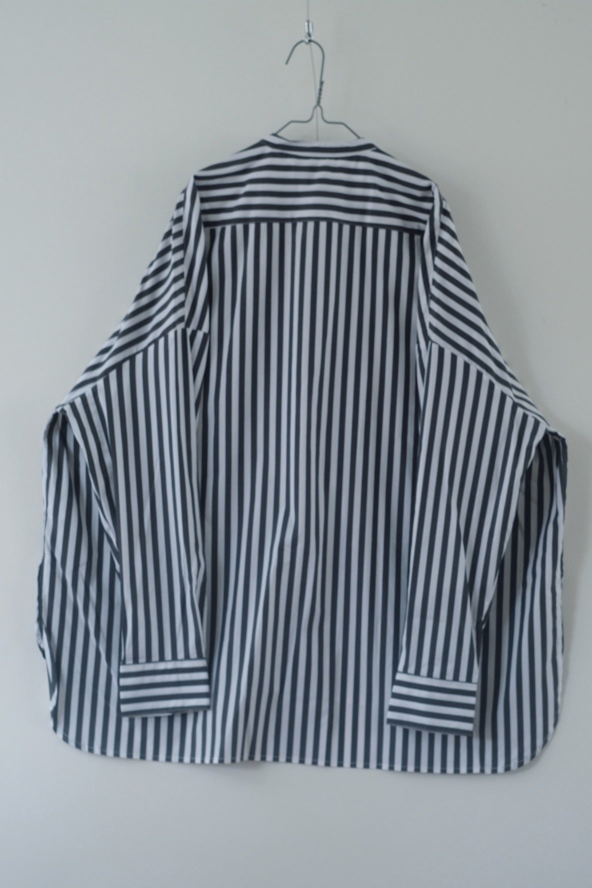 Box silhouette collarless shirt