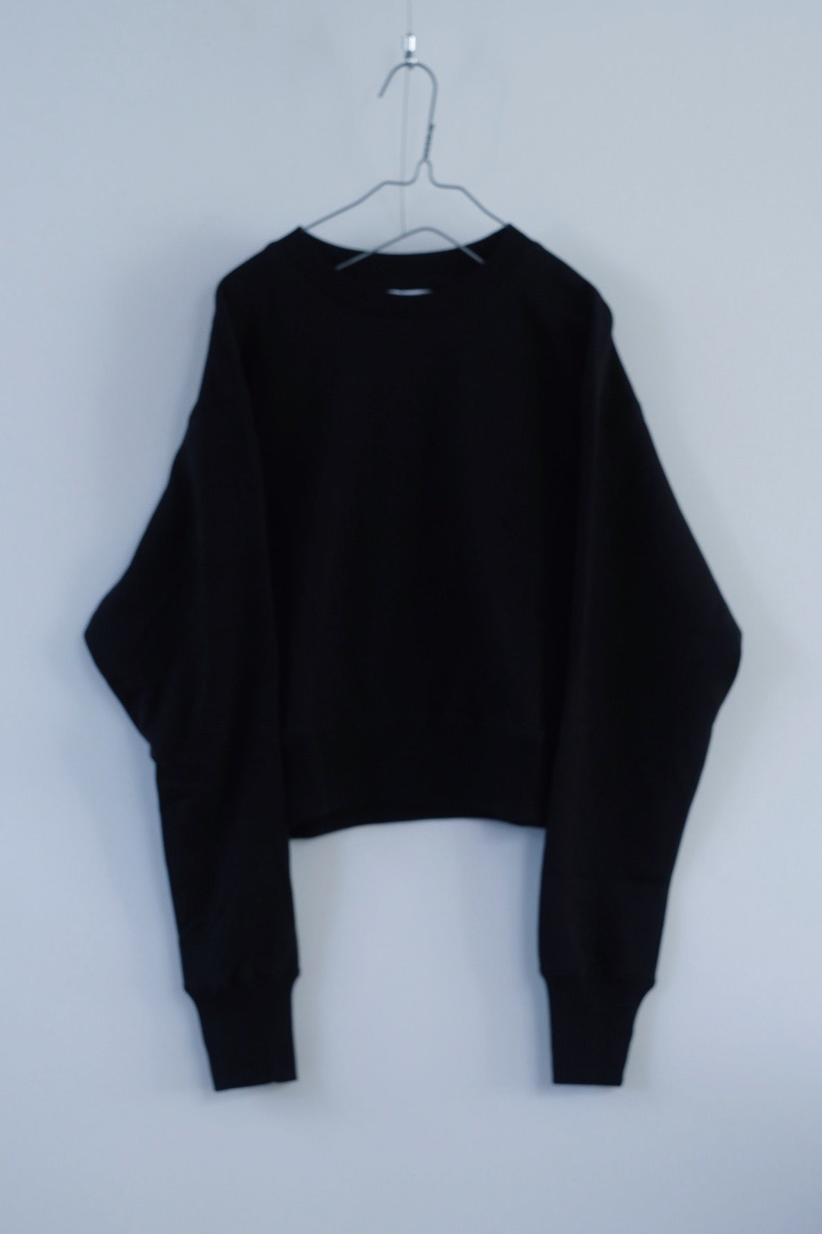 Short length sweat shirt