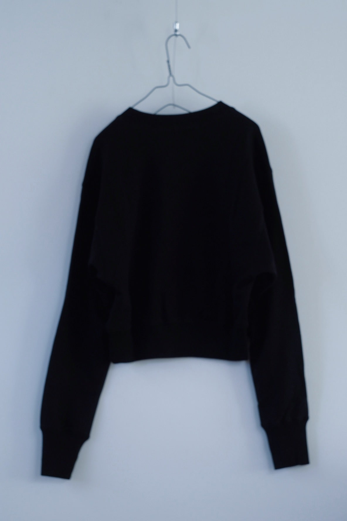 Short length sweat shirt