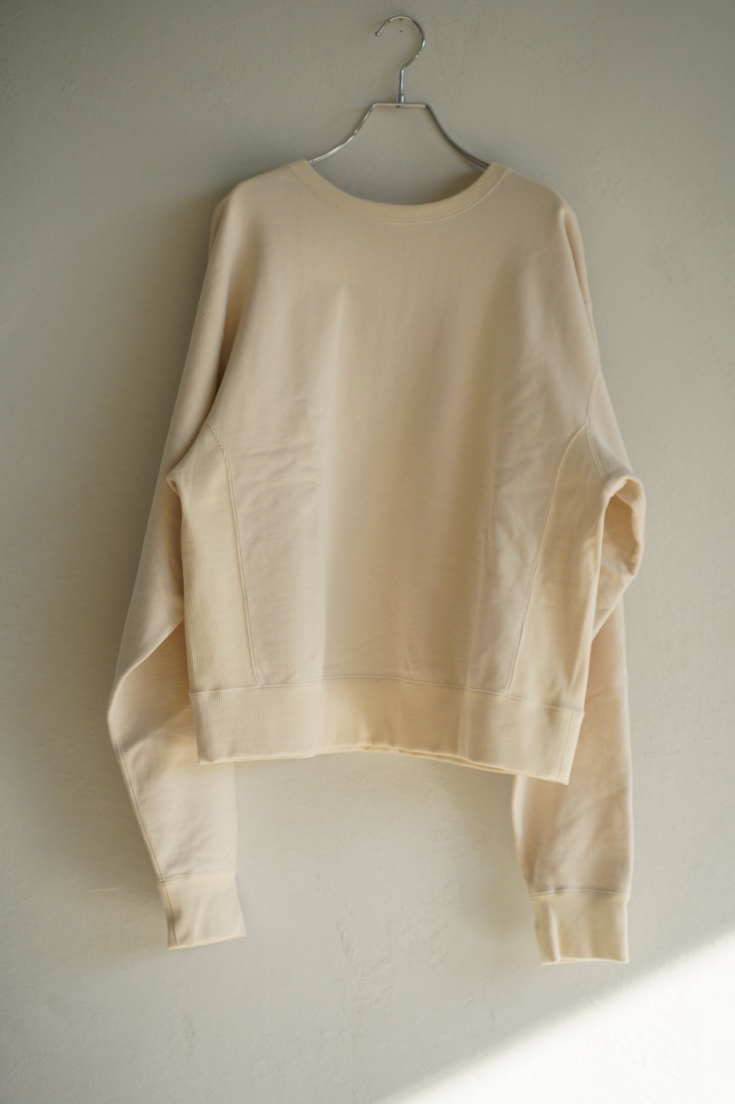 Short length pullover sweat