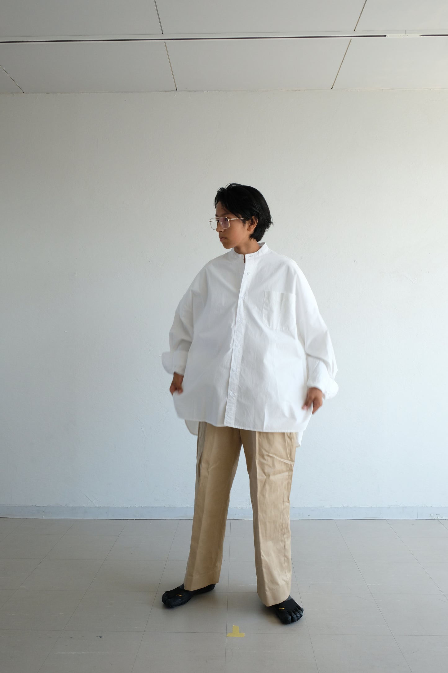 Box silhouette collarless shirt