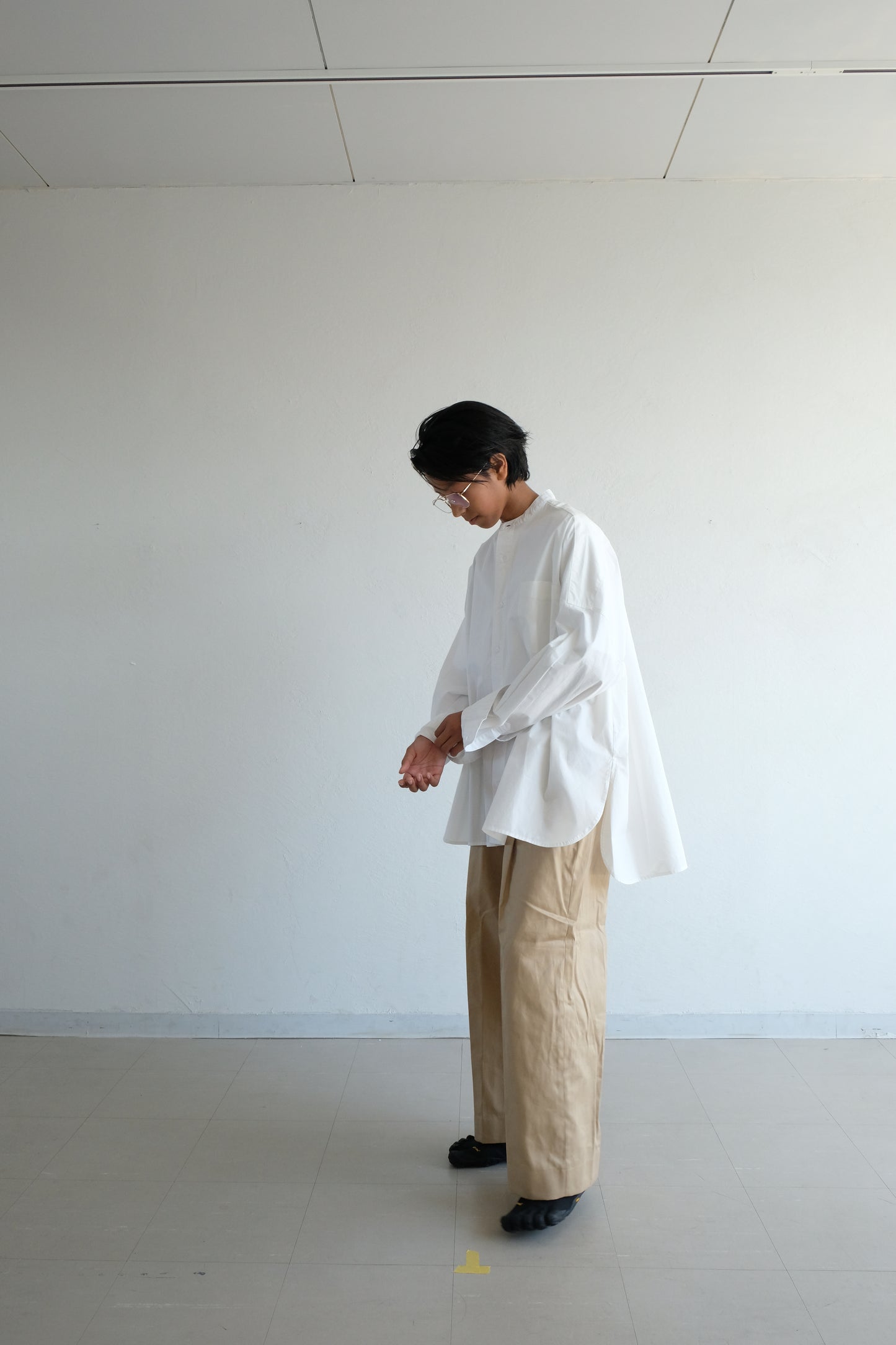 Box silhouette collarless shirt