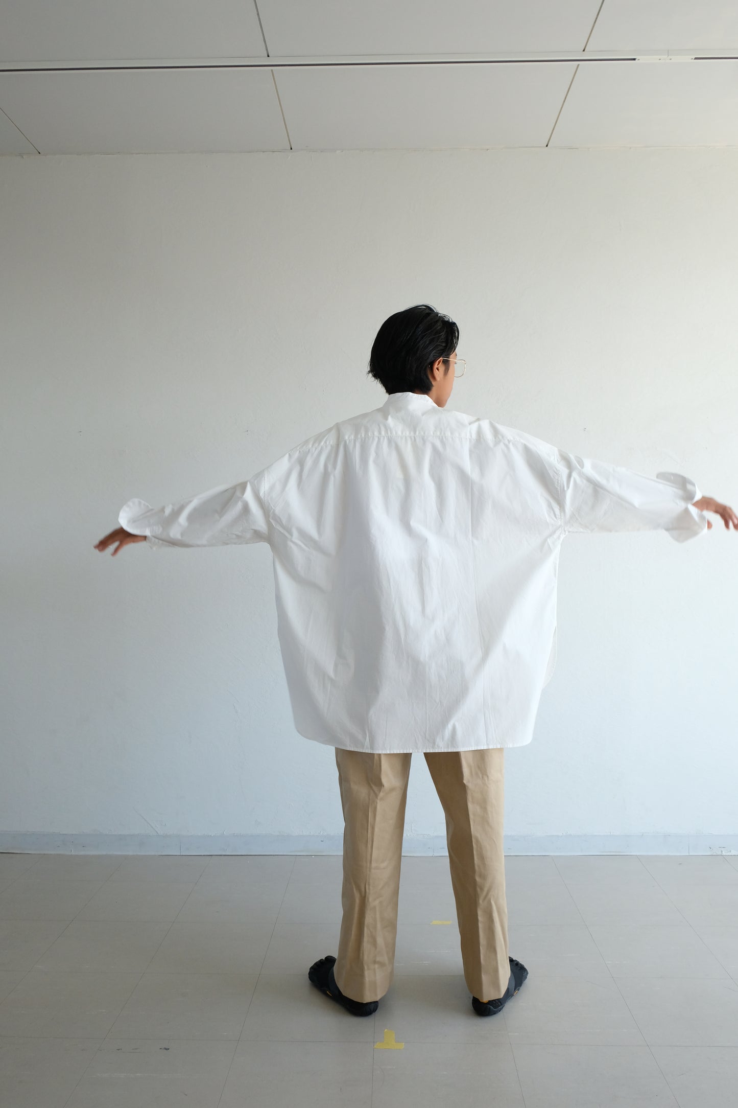 Box silhouette collarless shirt
