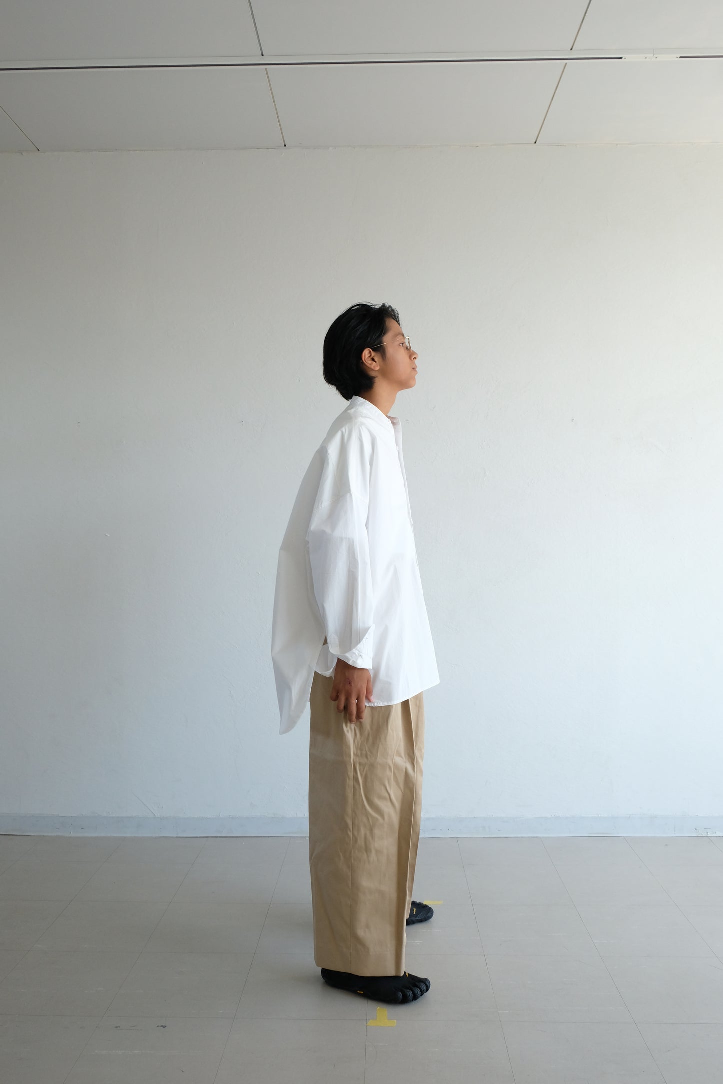 Box silhouette collarless shirt