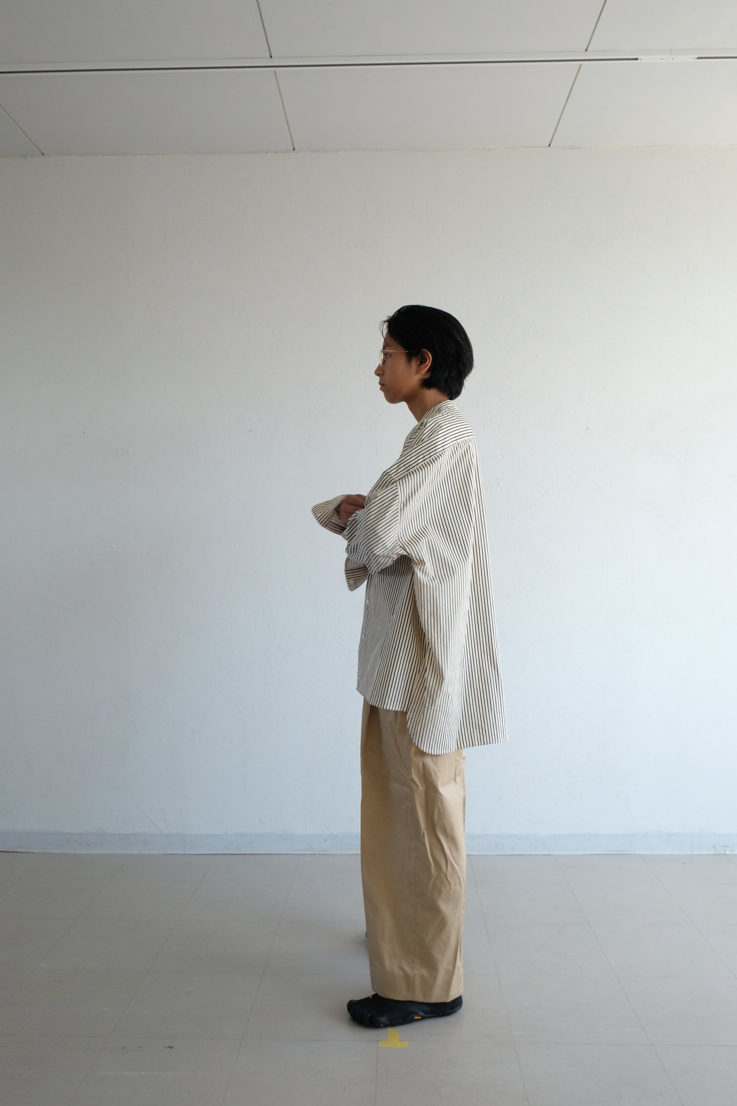 Box silhouette collarless shirt