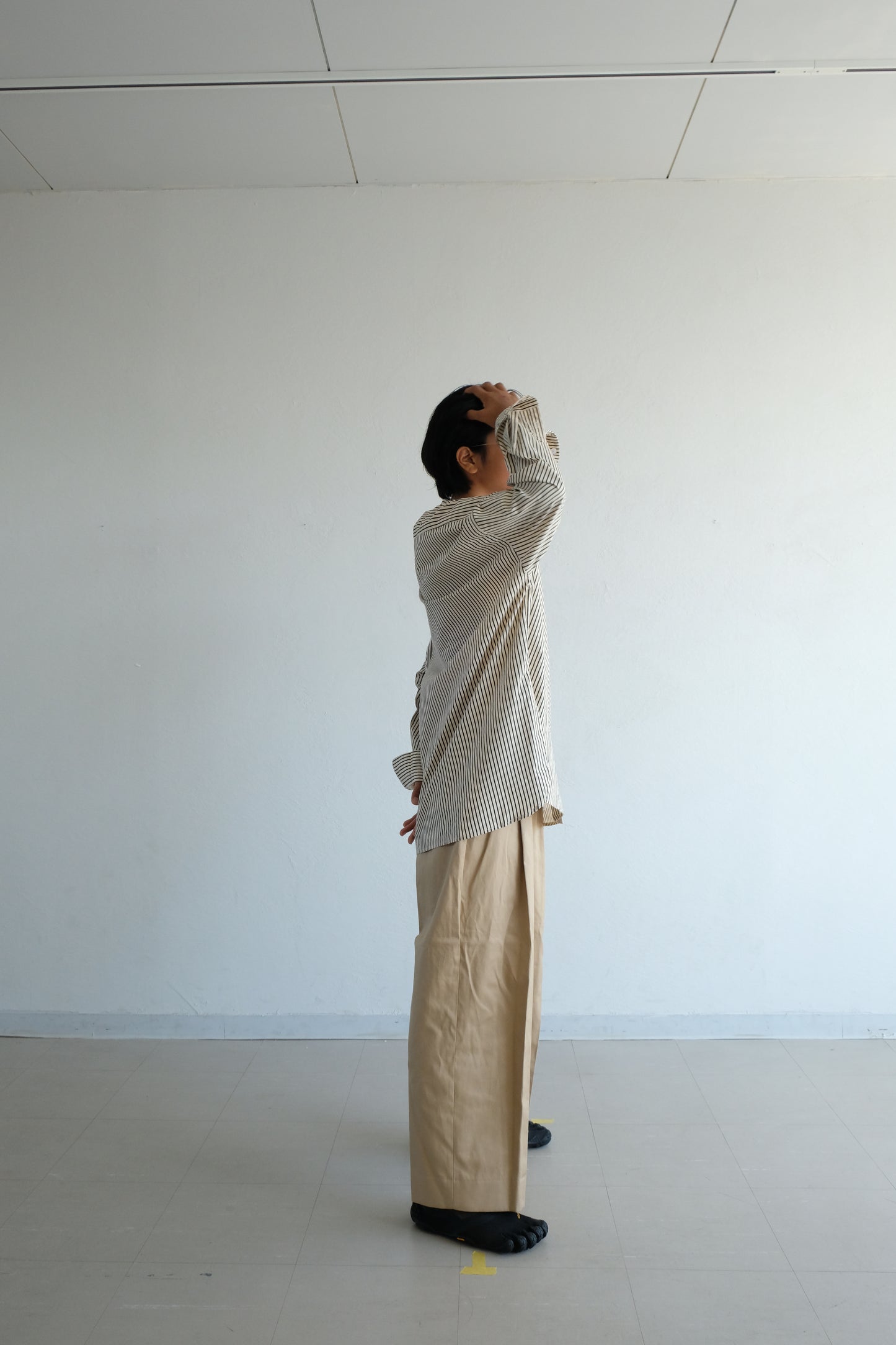 Box silhouette collarless shirt