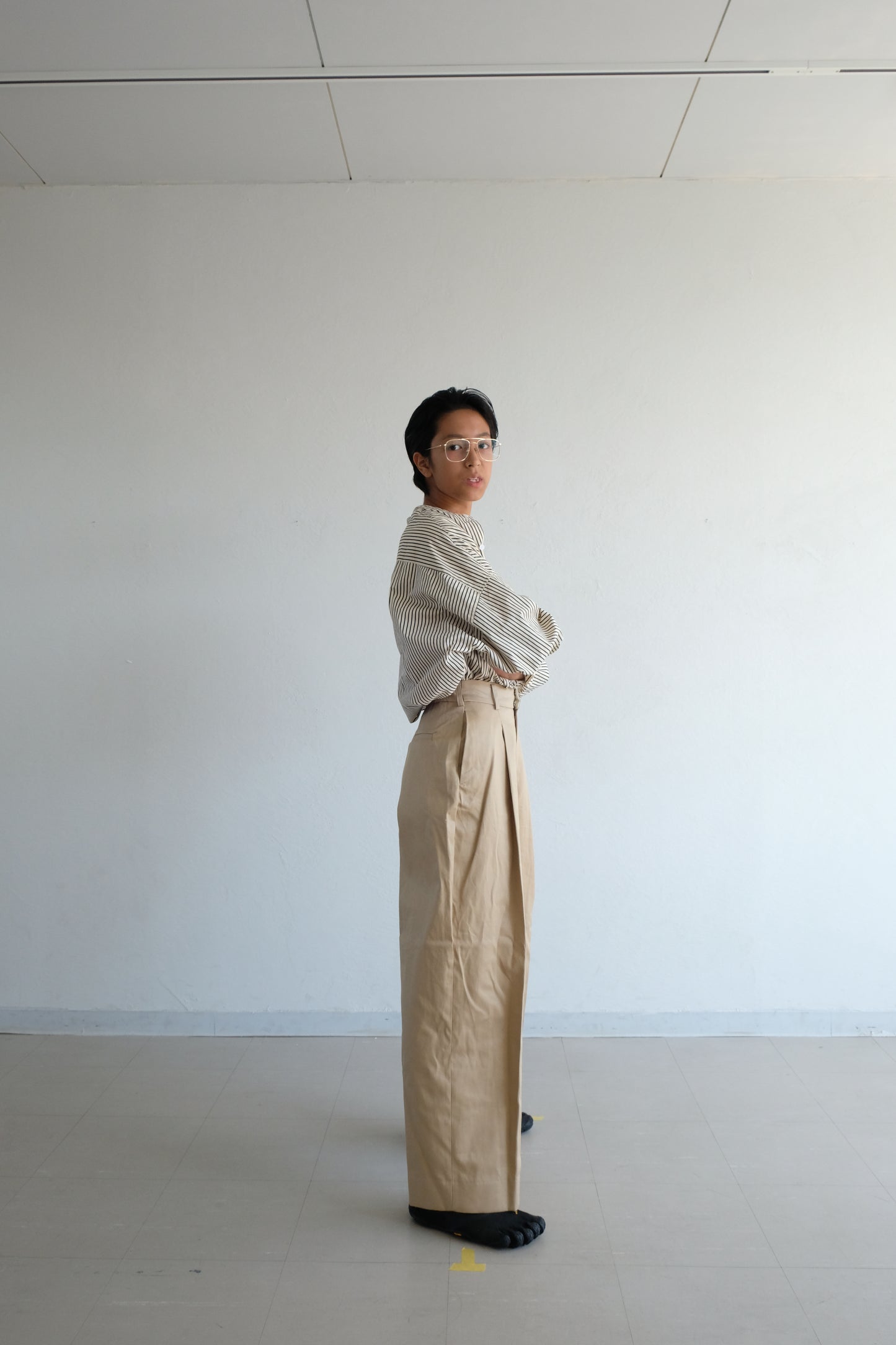 Box silhouette collarless shirt