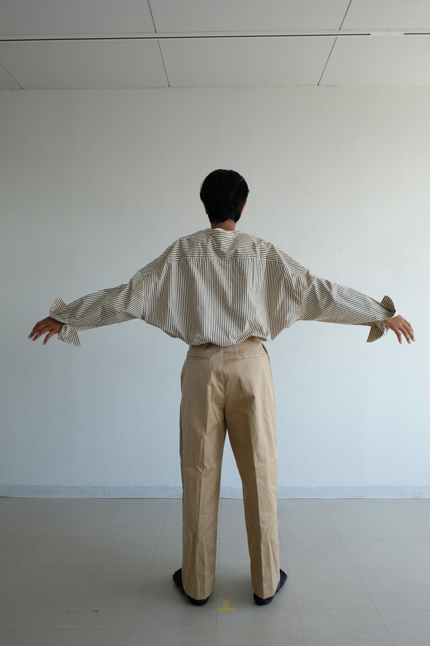 Box silhouette collarless shirt