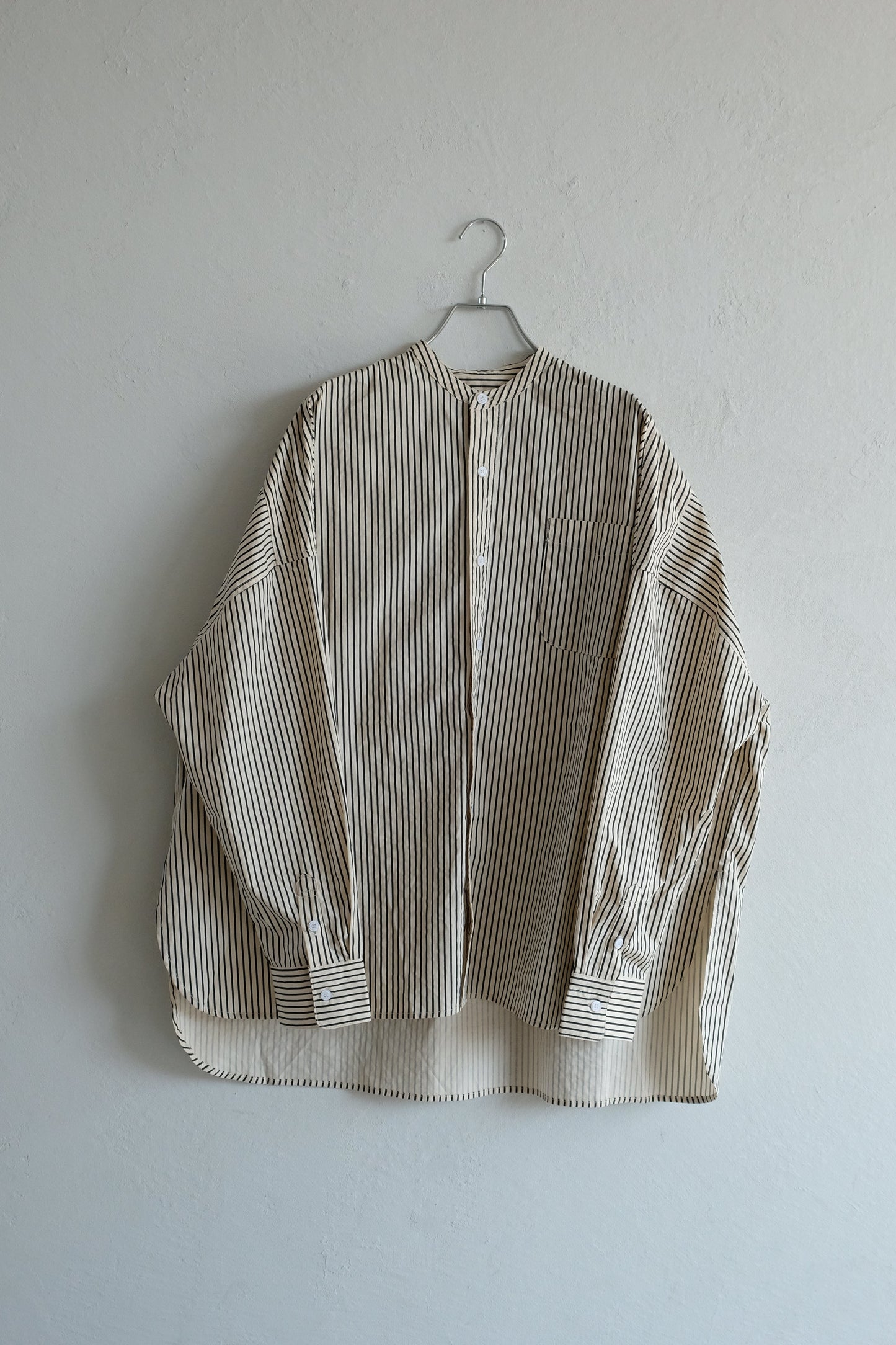 Box silhouette collarless shirt