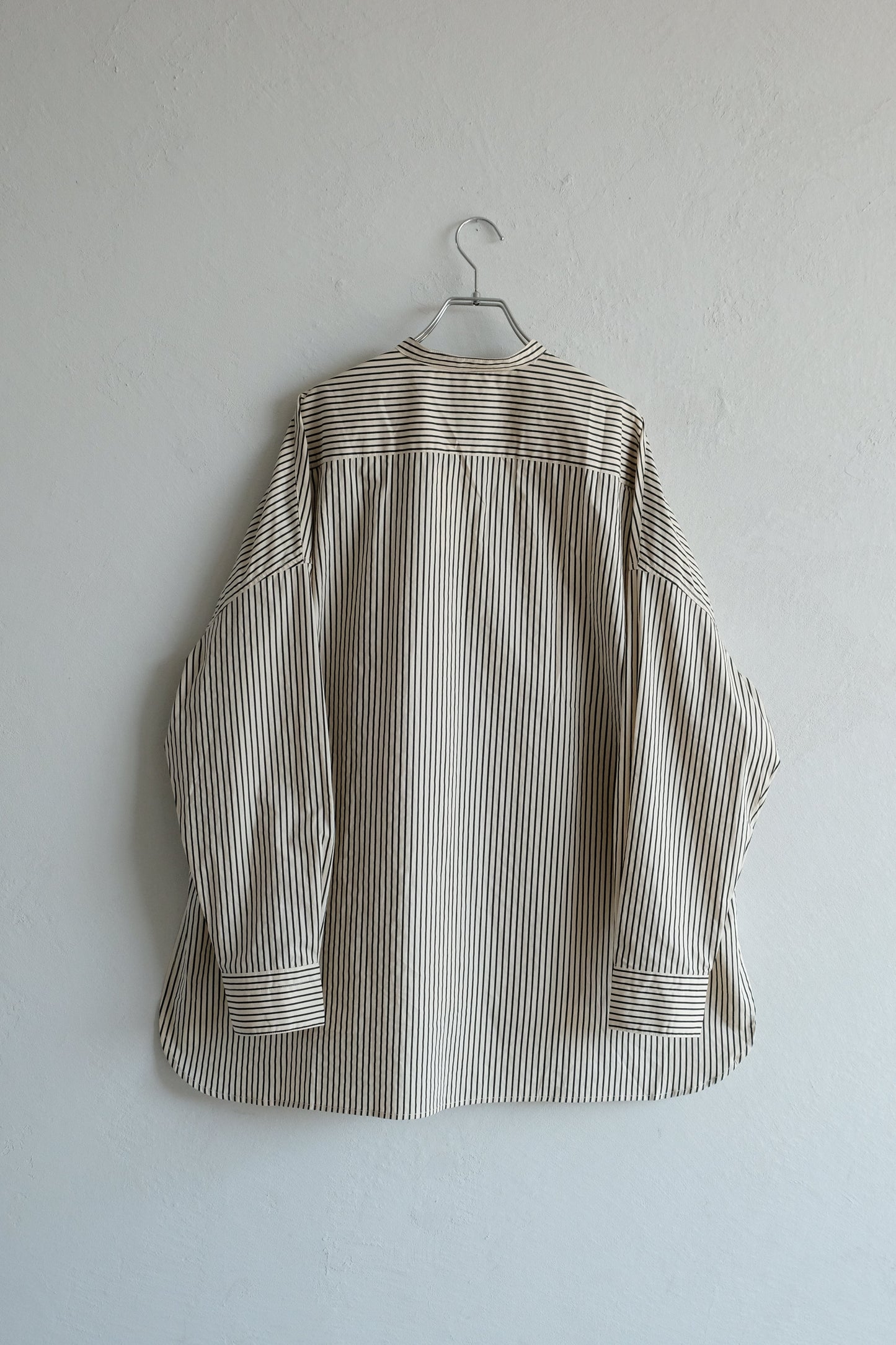 Box silhouette collarless shirt