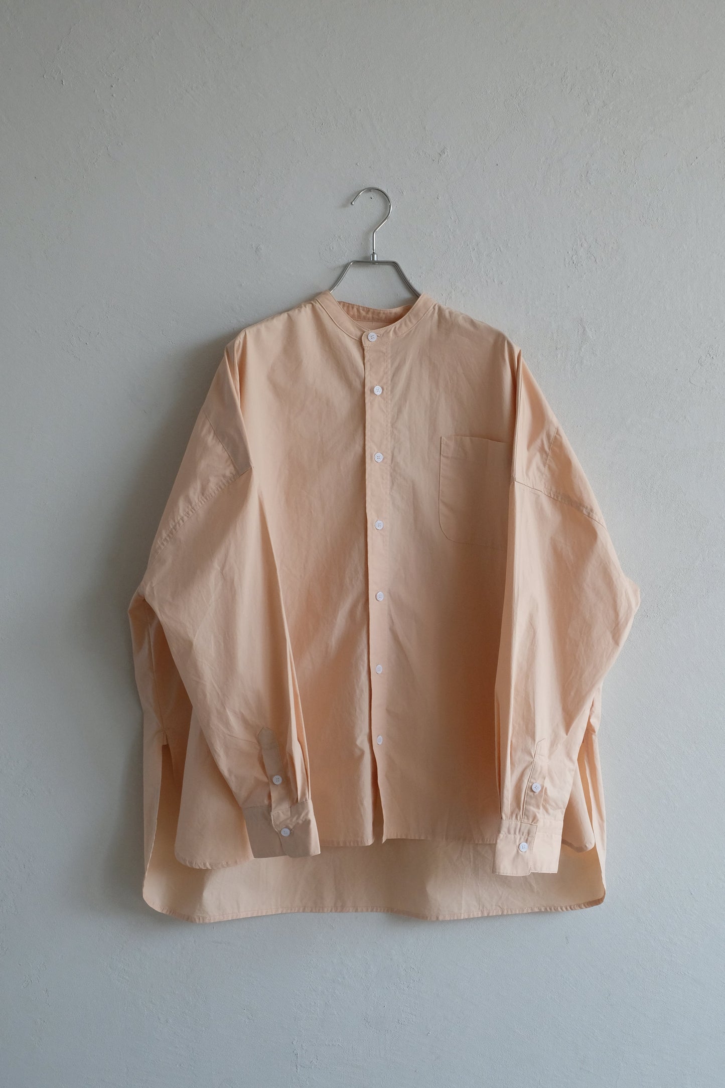 Box silhouette collarless shirt