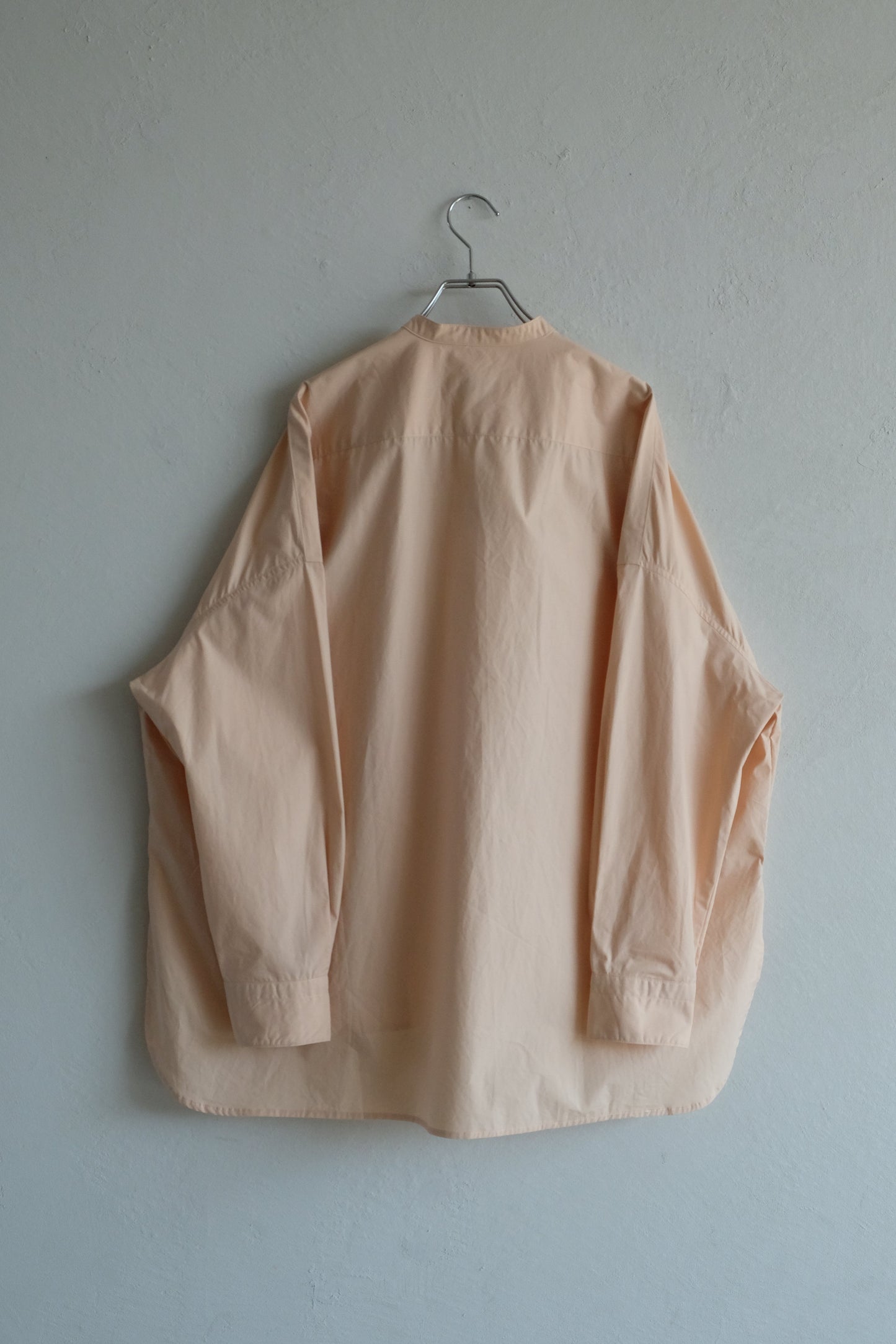 Box silhouette collarless shirt